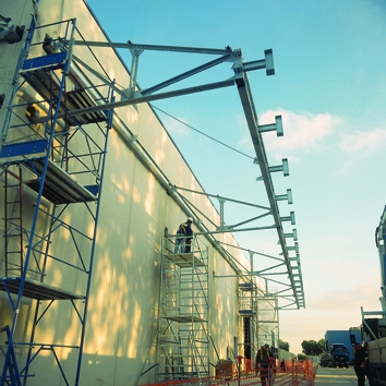 Struttura metallica a sbalzo di un edificio industriale