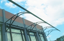 Struttura della pensilina in fase di montaggio