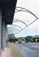 Struttura della pensilina in fase di montaggio