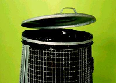 Particolare trespolo con busta