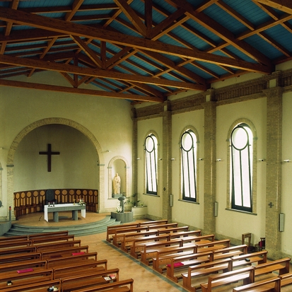Vista interna della chiesa con l'insieme delle finestre motorizzate