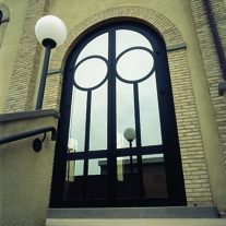 Portone centinato in alluminio