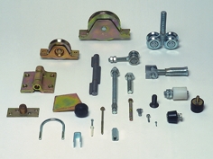 Accessori e componenti per la realizzazione di serramenti metallici