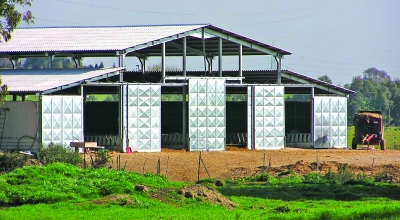 Stalla ovini con cancelli scorrevoli sovrapponibili cantiere Barega - Iglesias