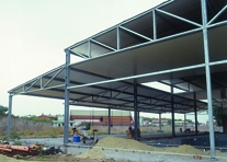 Fase di montaggio controssoffitto struttura piscina