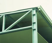 Fase di montaggio copertura piscina