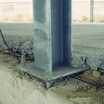 Particolare ancoraggio piastra di base della colonna