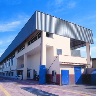 Veduta frontale fascionatura perimetrale di un capannone metallico industriale